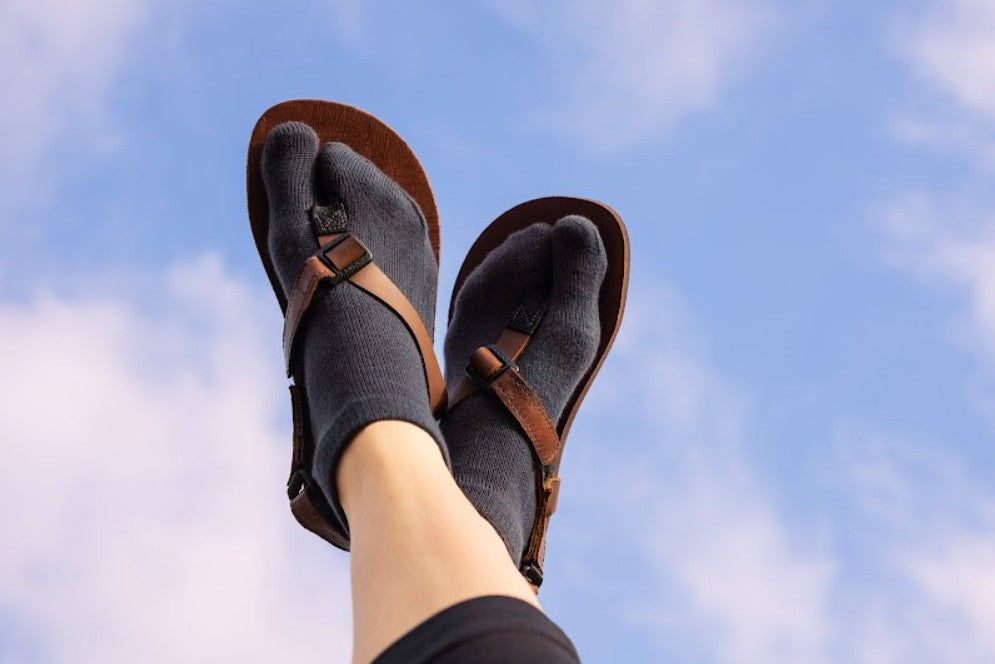TABI LOW CUT Black split big toe socks
