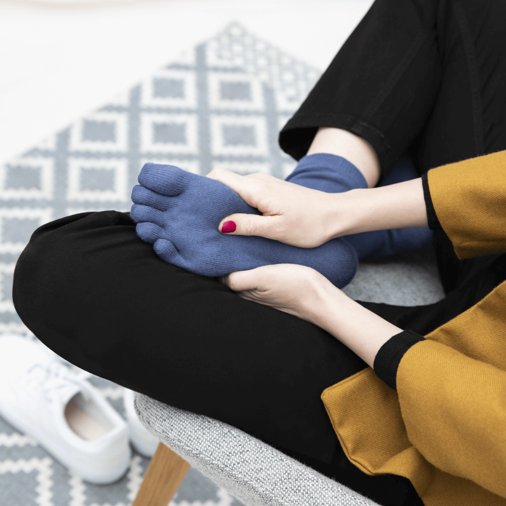 ESSENTIALS QUARTER Blue five-toe socks