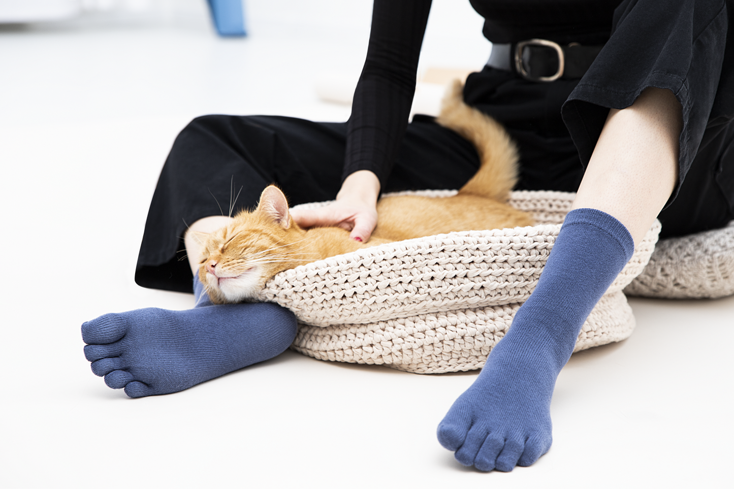 ESSENTIALS QUARTER Blue five-toe socks