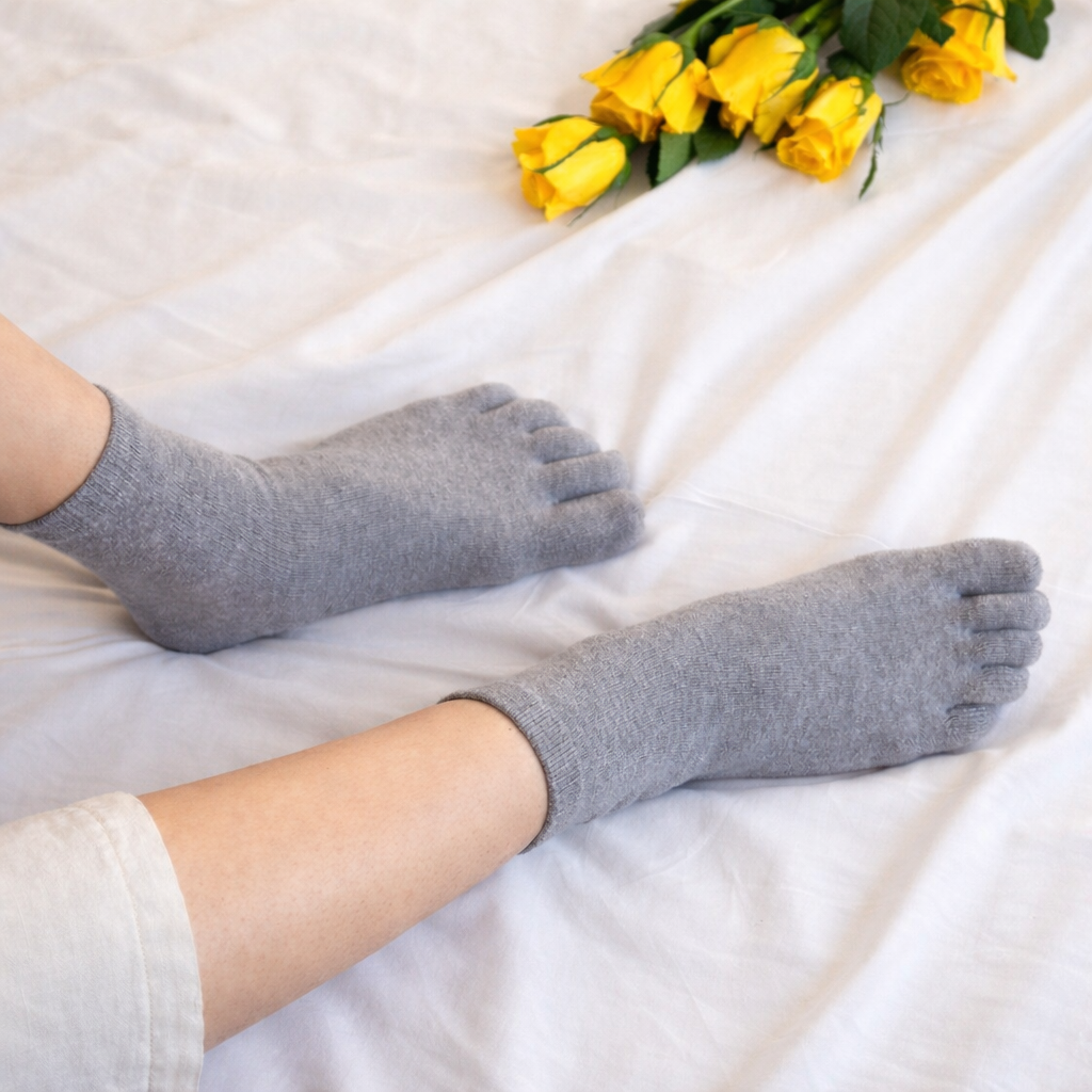 ESSENTIALS QUARTER Grey five-toe socks
