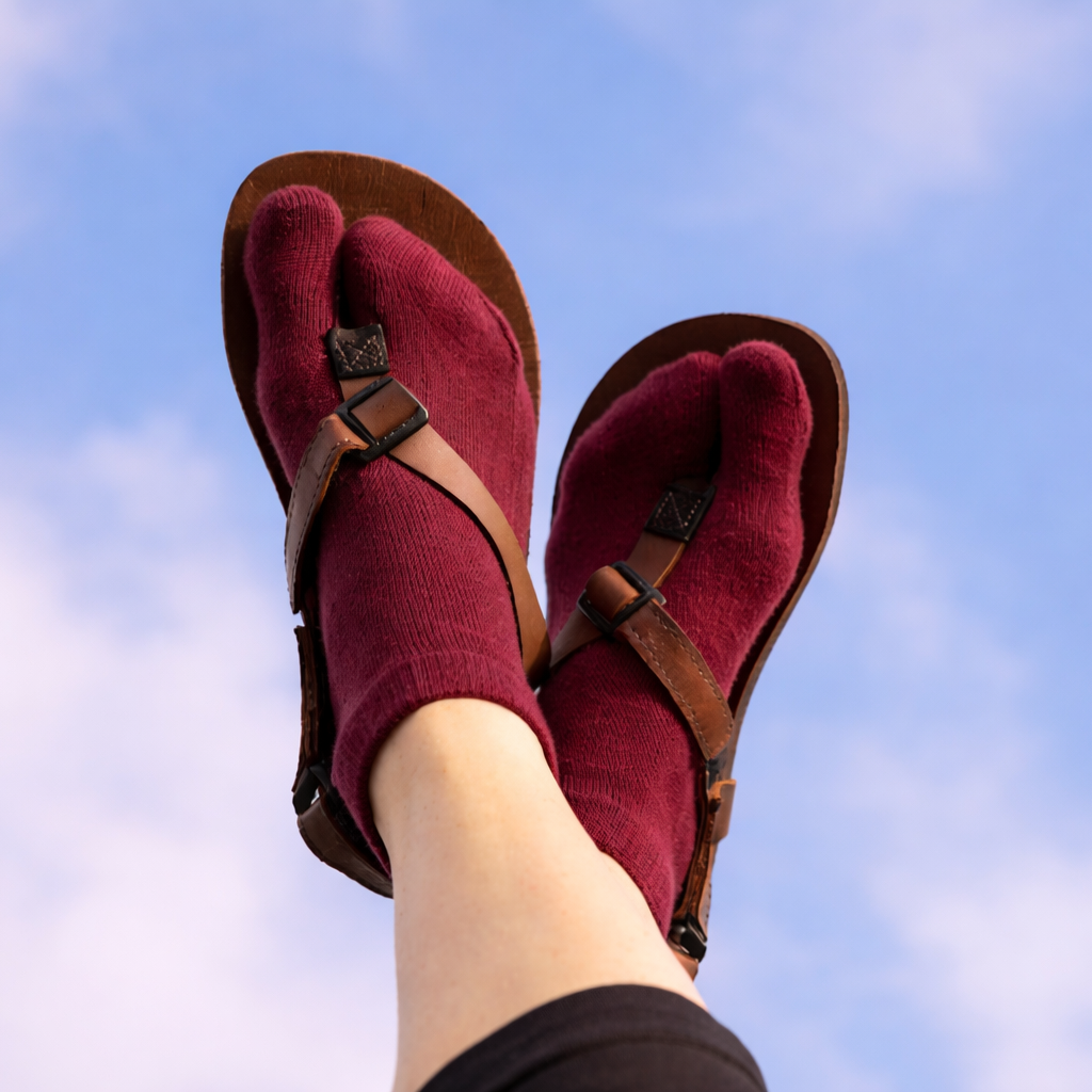 TABI ANKLE Wine Red split big toe socks
