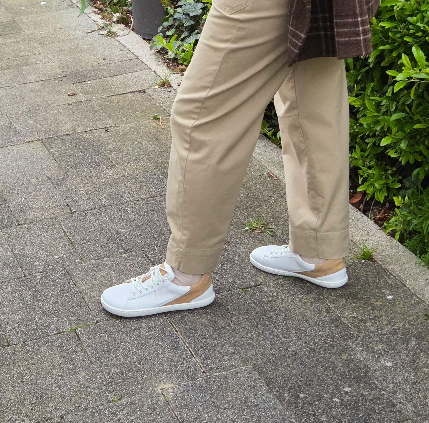 MAGNIFIQUE Beige barefoot trainers